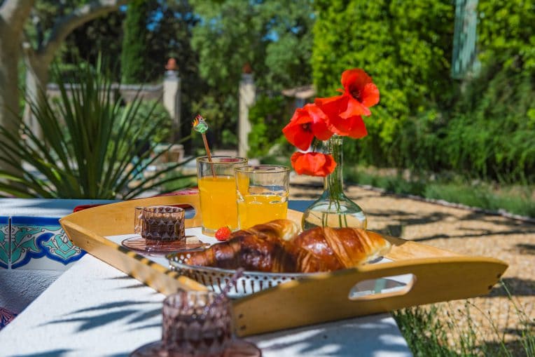 Bastide Saint-Estève, location de maison, petit déjeuner sur plateau, Provence